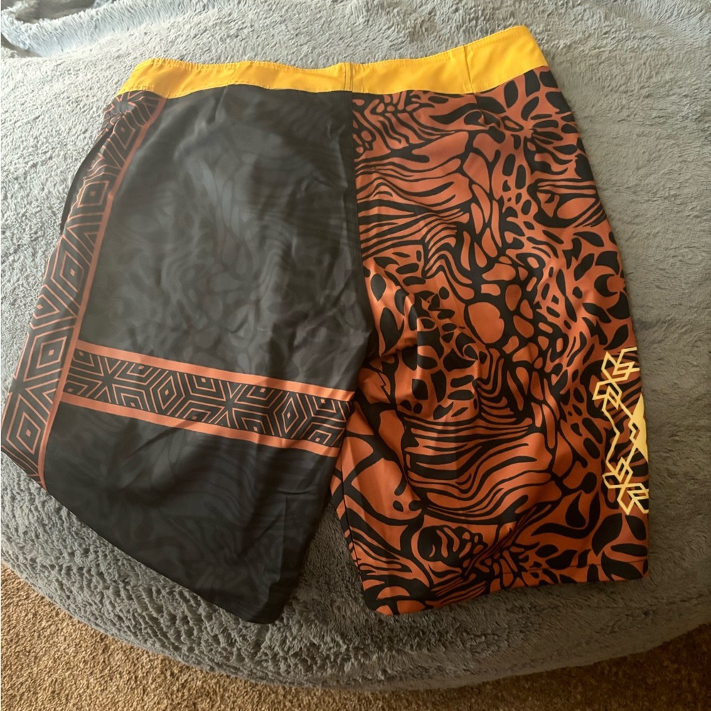 Nomadic Movement board shorts size large